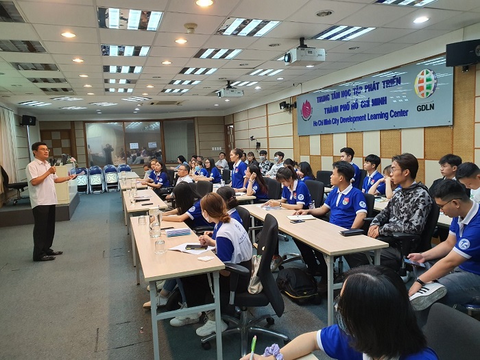 Sinh viên Khoa Quản lý văn hóa, nghệ thuật đến tham quan, tìm hiểu thực tập tại Trung tâm Thông tin Triển lãm TP.HCM