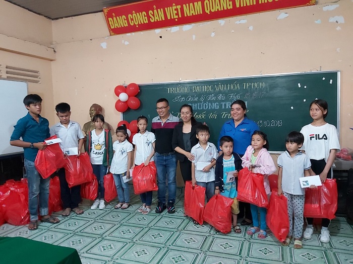 “Tiếp bước đến trường” tại Trung tâm học tập cộng đồng Thạnh Lộc - Quận 12