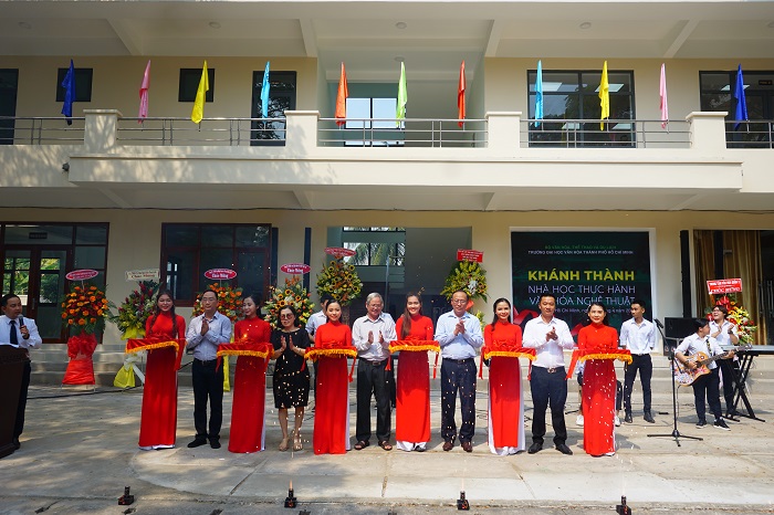 Nhiều nghệ sĩ nổi tiếng dự lễ Khánh thành Nhà học thực hành Trường Đại học Văn hóa TP.HCM