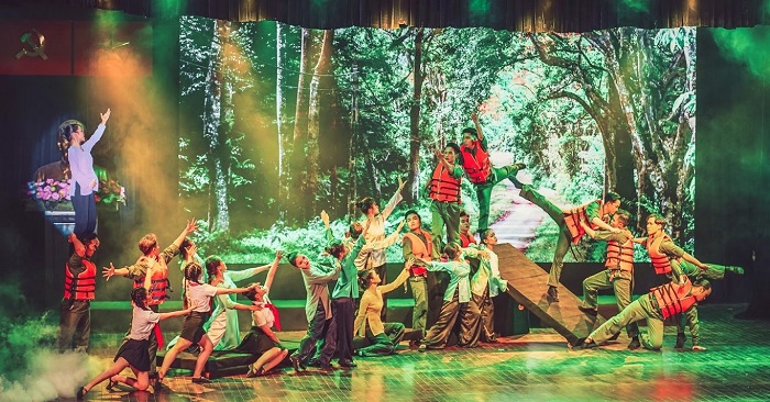 “Giữa lòng miền Trung” mang nắng về miền Trung bão lũ