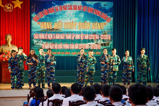 Vang mãi khúc quân hành: chương trình giao lưu văn nghệ của sinh viên Khoa Quản lý Văn hóa, nghệ thuật với Lữ đoàn 125 vùng 2 hải quân. 