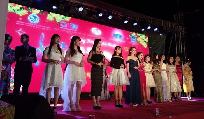 Sinh viên mang hương Tết đến với thanh niên công nhân