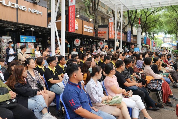 Sinh viên trường Đại học Văn hóa TP.HCM hào hứng tham dự Talkshow “Sách và Tôi”
